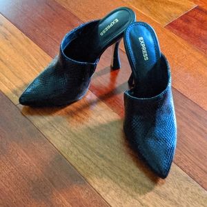 Express black mule pumps
